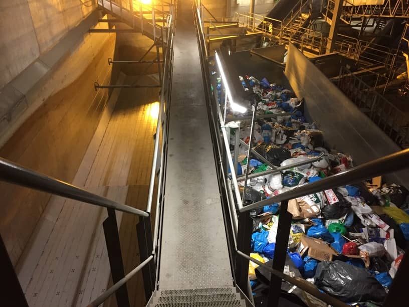 Walking floor system at waste receipt bunker